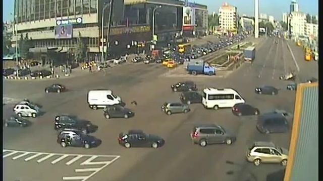 На площади Победы перевернулся автомобиль смотреть онлайн