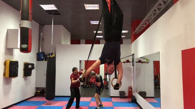 СТОЙКА НА ОДНОЙ РУКЕ ВНИЗ ГОЛОВОЙ НА ГИМНАСТИЧЕСКИХ КОЛЬЦАХ смотреть онлайн