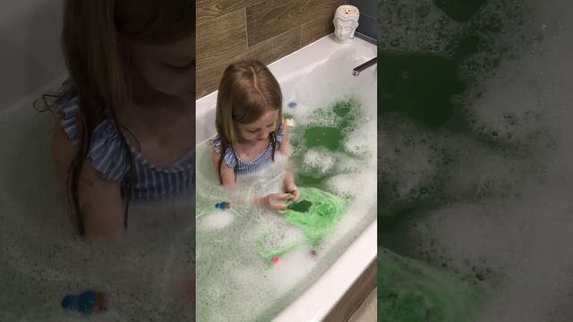 L.O.L Surprise в ванной 🧽 с бомбочкой 💣😎 смотреть онлайн