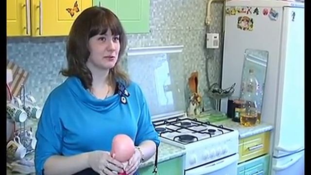 Липчанка дома занимается реставрацией кукол смотреть онлайн