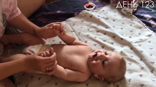 Как мама играет с новорожденным.