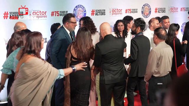Jaya Bachchan Badly IGNORE Kangana Ranaut and Just Walk Away but Abhishek Bachchan Did This.... смотреть онлайн