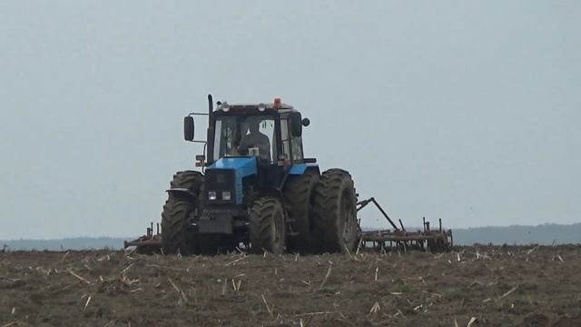 Тракторы МТЗ 1221 и 1222 с культиваторами КШП-6 подготавливают поля хозяйства к севу кукурузы