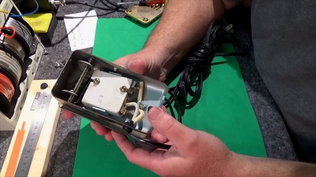 Guitar Amplifier Effects Triggered from Sewing Machine Pedal смотреть онлайн
