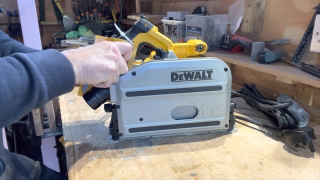 Unboxing Dewalt DWS520KT 240V Plunge Saw With Guide Rails
