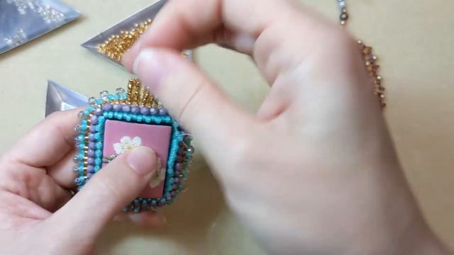 How to Make a Peyote Stitch Bezel Around a Cabochon in Bead Embroidery смотреть онлайн