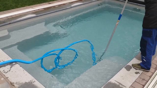 Уборка композитного бассейна ручным пылесосом