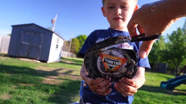 Monster Jam Mini Monster Trucks Lost in Mud Play Box смотреть онлайн