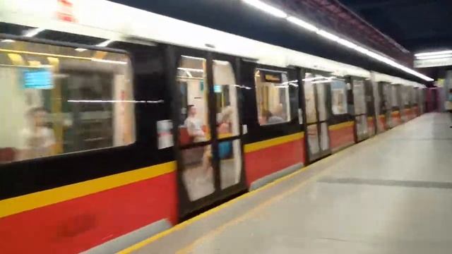 Варшавский метрополитен. Новый состав прибывает на станцию Swieotokrzyska (линия M1). смотреть онлайн