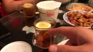 Иностранцы  пробуют русскую еду / eat russian food