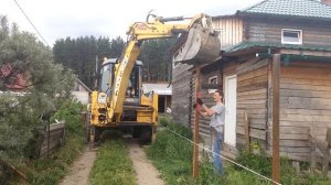 Установка стоек для забора с помощью экскаватора