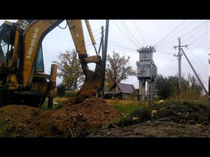 Обучение работы на Экскаваторе погрузчике. Копаем траншею. Как управлять экскаватором на джойстиках.