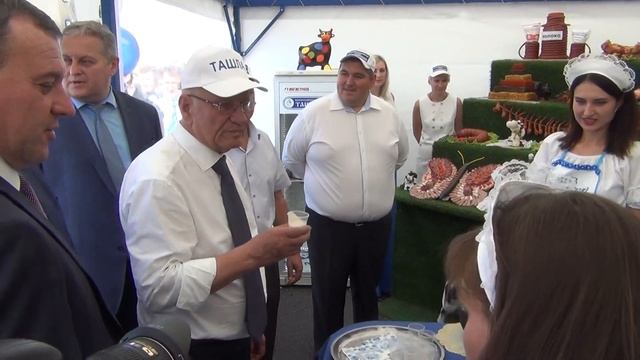 Оренбургский губернатор Юрий Берг пьет ташлинское молоко смотреть онлайн