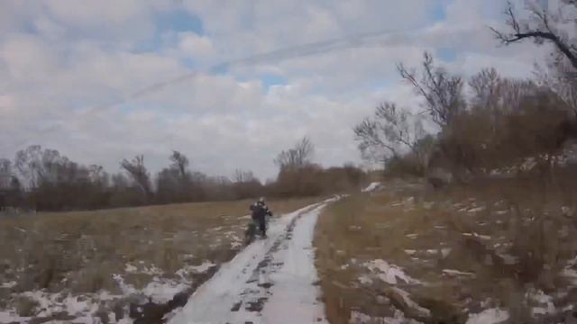 Заруба по зимнему полю kawasaki kdx 200 против Crf450r смотреть онлайн