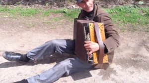 А У ГАРМОНИСТА ПЕСНЯ ЛЬЕТСЯ ЧИСТО))))