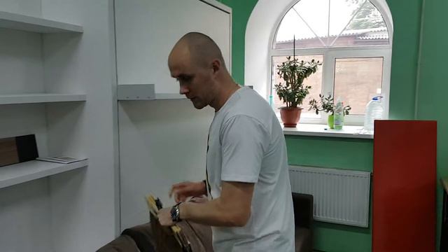 Одной рукой открываю кровать, другой слёзы счастья вытираю смотреть онлайн