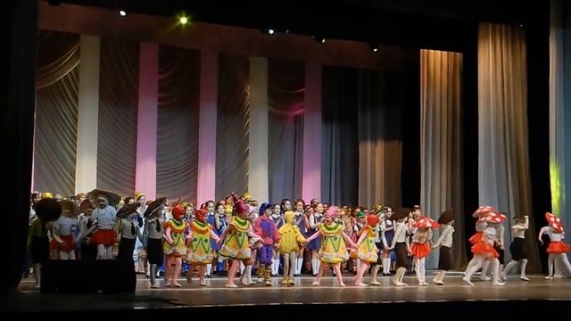 Финальный общий выход на окончании концерта "Планета Солнца" смотреть онлайн