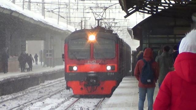 Остановка и прибытие электропоезда ЭД4М-0144, платформа Выхино смотреть онлайн