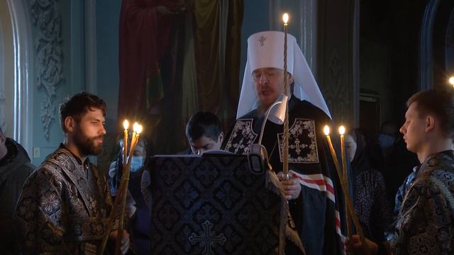 Митрополит Алексий совершил повечерие с чтением Покаянного канона смотреть онлайн