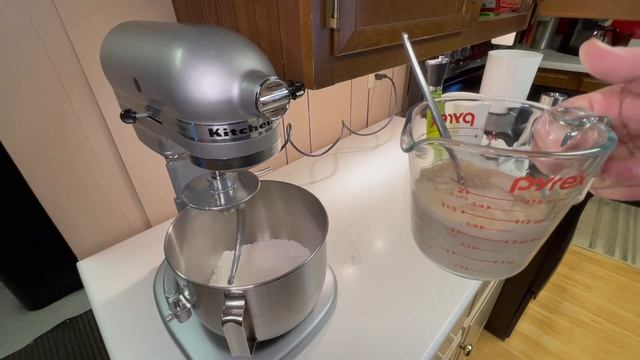 Making Pizza Dough With the Kitchen Aid Pro 500 Series 5 Quart Bowl-Lift Stand Mixer with OEM Cover смотреть онлайн
