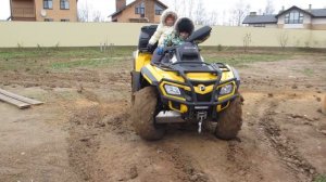 Дети катаются сами на квадроцикле