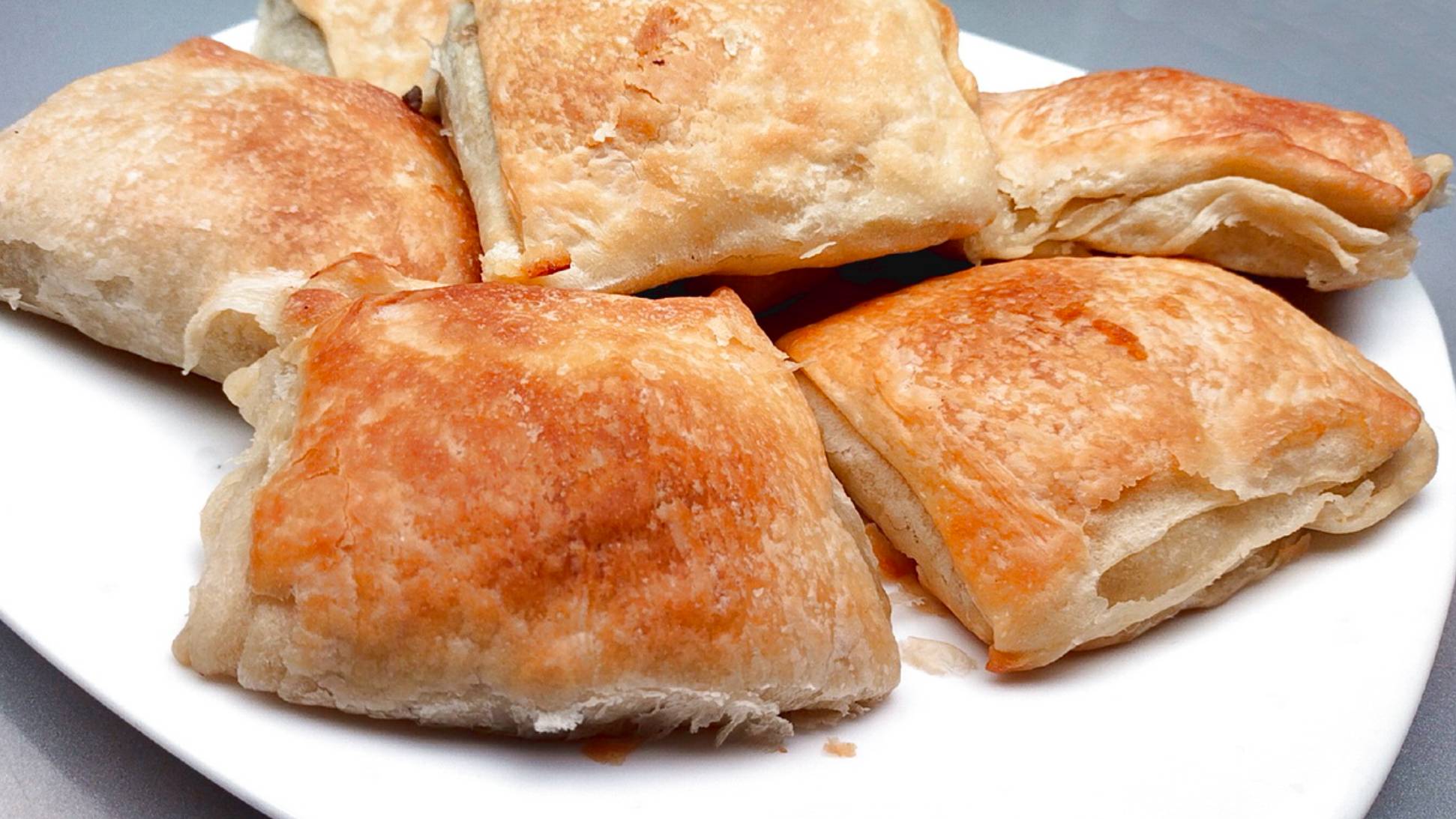 Быстрое слоеное тесто!!Хрустящие вкусные и ароматные слоеные пирожки/Слойки с сыром смотреть онлайн