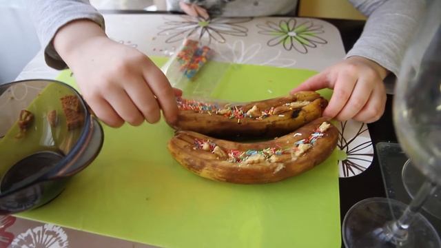 Десерт из банана. Лайфхак для детей. Как приготовить вкусный банан с печеньем смотреть онлайн