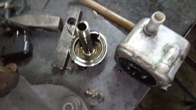 Ауди А8 D2 2.5tdi, течь масла с прокладки корпуса теплообменника двигателя. смотреть онлайн