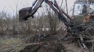 Копаем, экскаватор  ЮМЗ, первая яма КОМОМ!!!