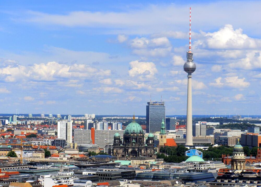 Германия: приятная автомобильная прогулка по Берлину в 2001 году смотреть онлайн