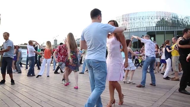 Нежное розовенькое платье. Танцуют Хастл в Парке Горького смотреть онлайн