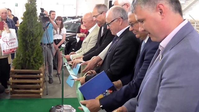 Экофорум. Открытие выставки - перерезают ленточку