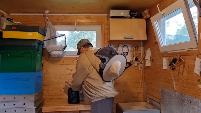 ? Инвертируем сахарный сироп и кормим пчёл. Пчеловодство для начинающих 2023 ? смотреть онлайн