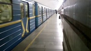 Метро в Киеве старые вагоны и новые