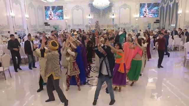 Индийский Флешмоб на корпоратив в новый год смотреть онлайн