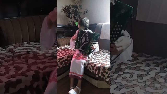 Изи Карина (Карина Ватютова ) играет на гармошке марийскую мелодию смотреть онлайн