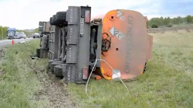 Битум разлился из съехавшей в кювет фуры под Искитимом смотреть онлайн