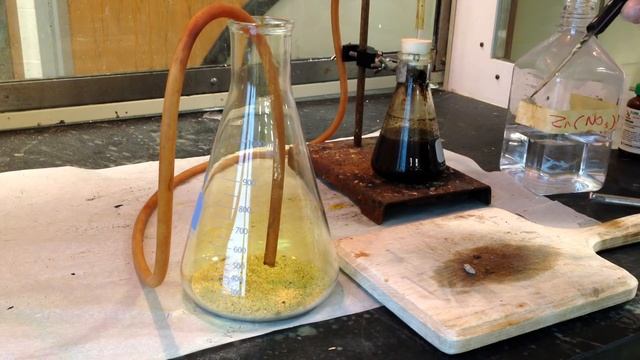 Sodium and Chlorine Reaction - The making of table salt смотреть онлайн