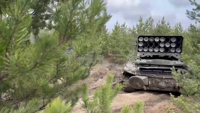 Минобороны России опубликовало кадры уничтожения целей ВСУ с помощью тяжелых огнеметных систем ТОС-1 смотреть онлайн