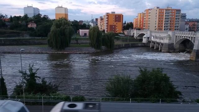 Чехия Колин вид на реку, вечером. Очистка воды. смотреть онлайн