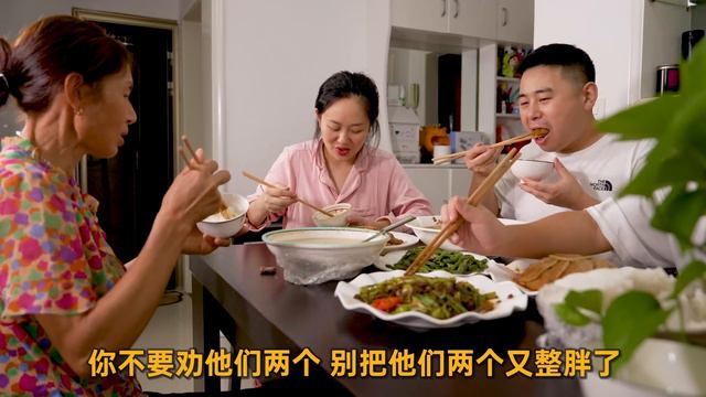 【超小厨】丈母娘来照顾媳妇月子，满满一桌子美食，鸡鸭鱼肉配蔬菜安逸的很！ смотреть онлайн