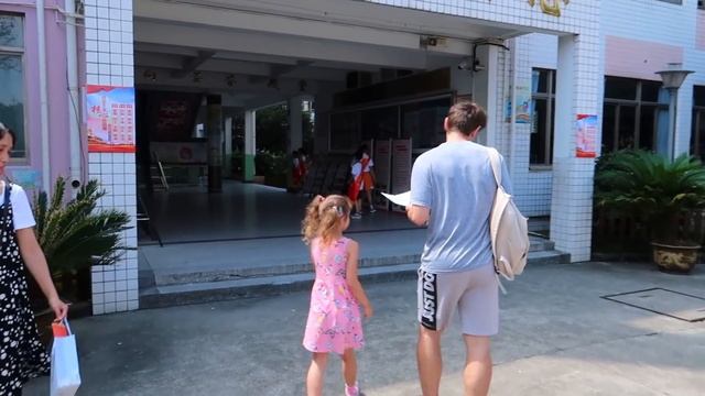 "Линейка" в китайской школе 31 августа. Сколько стоит учеба в муниципальной школе. Китайский влог смотреть онлайн