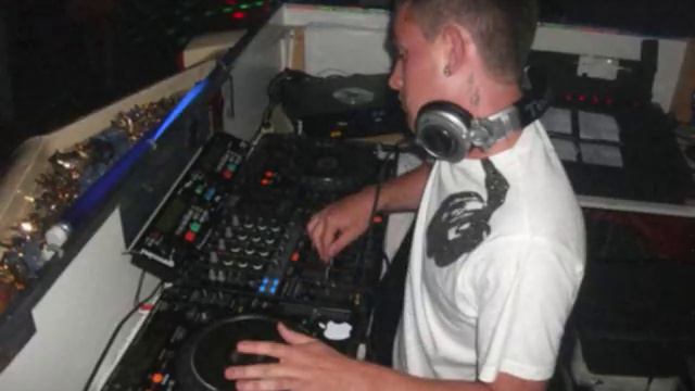 richie loops-in my cup (ecksclusive remix).wmv смотреть онлайн