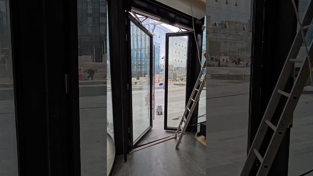 Синхронное открытие двустворчатой входной двери противопожарным дверным приводом