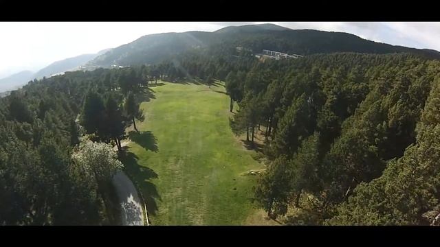 Golf de Font-Romeu vue du ciel par MiC.M смотреть онлайн