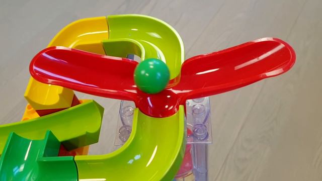 Satisfying building blocks Marble run with swings, a sound slide and funnels смотреть онлайн