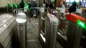 Метро Молодёжная АПЛ. В новогоднюю ночь 2022 бесплатный проезд для всех. Все - легальные «зайцы»).