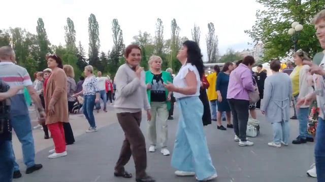 Танцы в парке Победы 14 05 23 смотреть онлайн