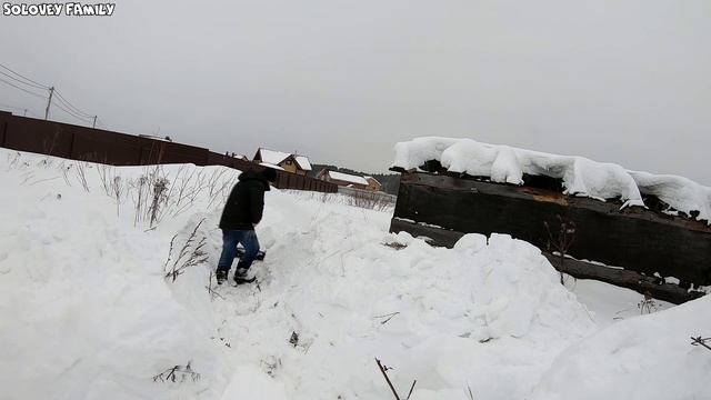 Строим снежную пещеру и горку из снега ❄ 2 смотреть онлайн