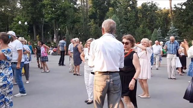 ? РОС ТЮЛЬПАН В ОДНОМ САДУ С РОЗОЮ ?КРАСИВОЮ!????? СЧАСТЛИВЫЕ МОМЕНТЫ,ПАРК ГОРЬКОГО смотреть онлайн
